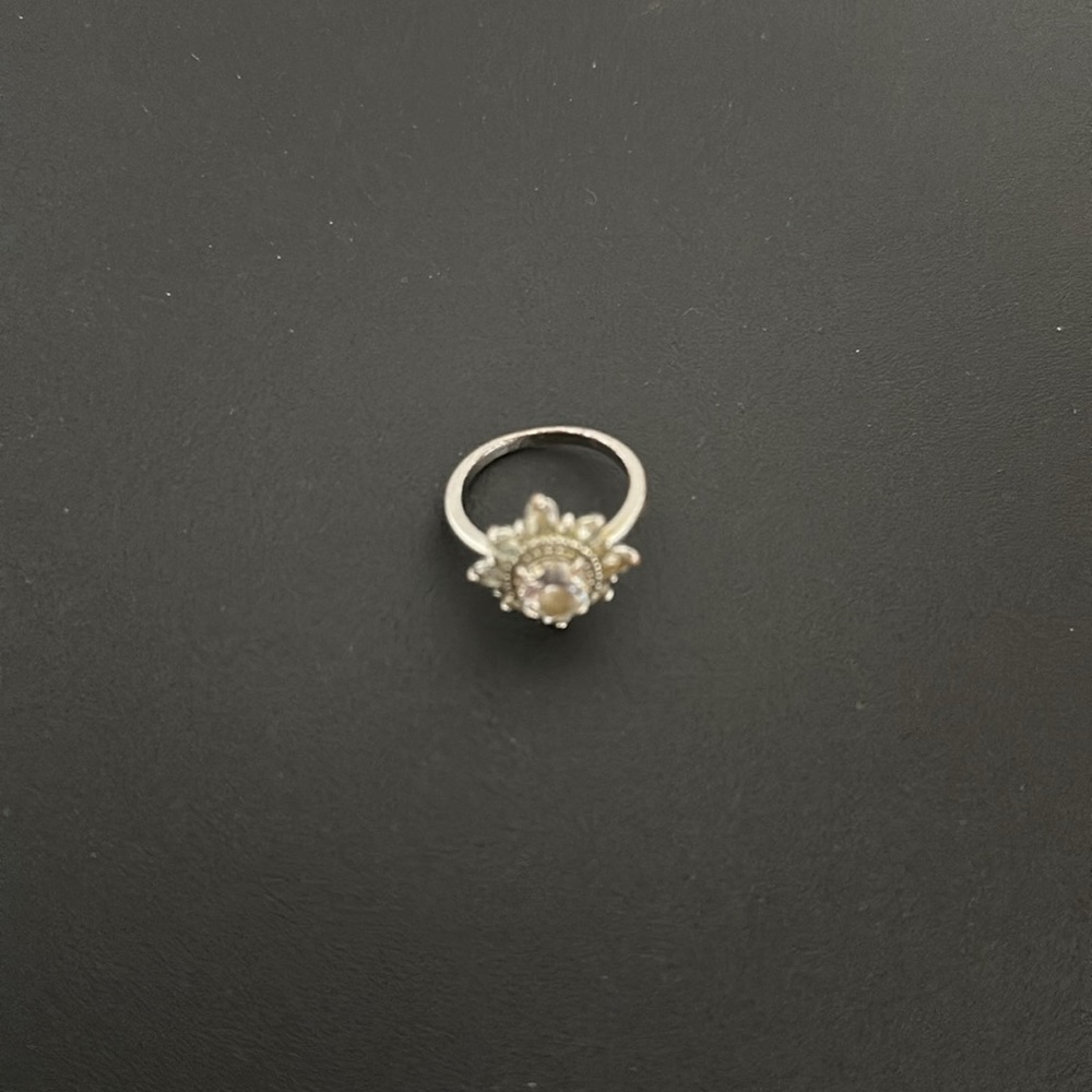 Beautiful White Topaz And White Gold Ring - Picture 4 of 4